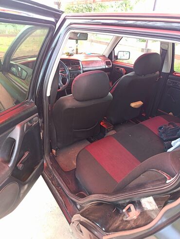 Volkswagen: Dördqapılı qara rəngli hetçbek model "Volkswagen Golf III" avtomobili — 14