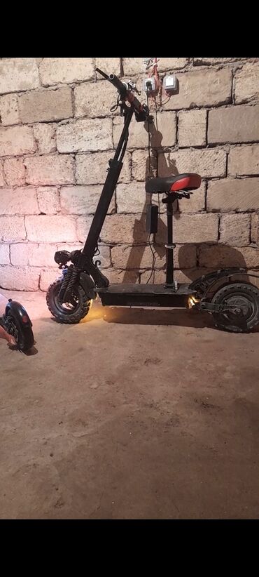 Giroskuterlər: Elektrik skuter - Güclü ön və arxa amortizatorlu asqı sistemi – çətin