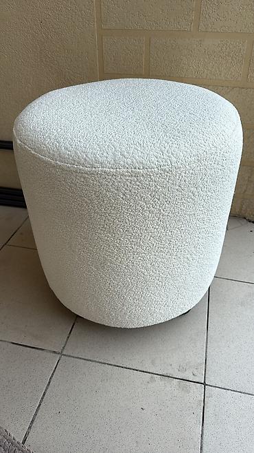 Пуфики: Элегантная банкетка прямоугольной формы, обтянутая мягкой тканью — 29