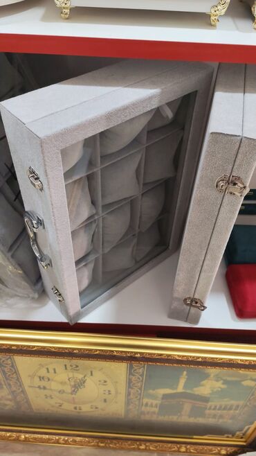 Məktəb çantaları: 6 ededli dəri saat.qâblari 35 AZN.qehveyi dördbucaqli 50 azn. 10 — 10