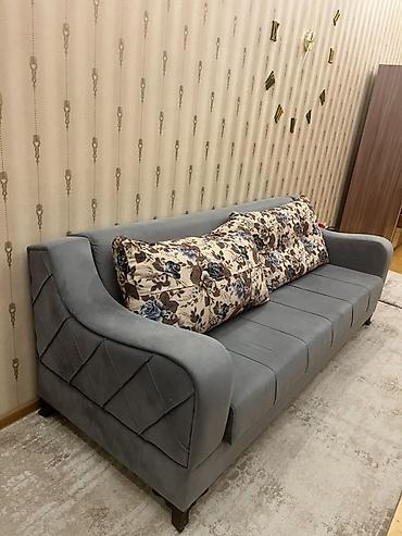 Az işlənib, kalidorda qoyulmuş divandır. Bazalıdır, açılma