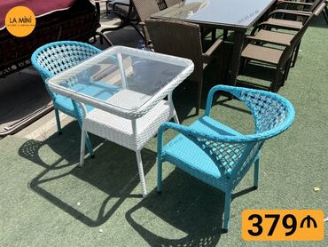 Yataq otağı dəstləri: Şəffaf şüşə səthli və ağ rəngli rattan korpuslu dördbucaq masa. Masa