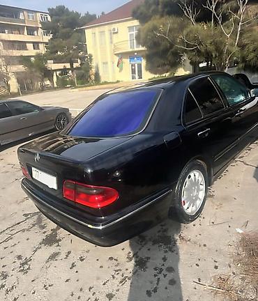 mersedes manitor: Mercedes-Benz E-Class: 2.2 l | 2000 il Sedan — 5