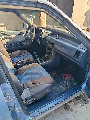 Mazda: Mazda 626: 1984 г., 2 л, Механика, Бензин, Хэтчбэк — 3