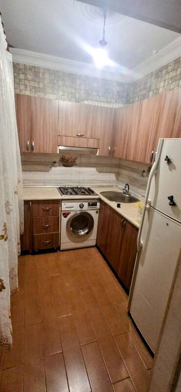 Uzunmüddətli kirayə mənzillər: Ev Əcəmi metrosundan 5 dəqiqəlik məsafədə yerləşir. Ev təmirlidir — 8