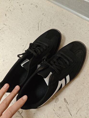 детские кроссовки nike air: Unisex gündəlik idman ayaqqabısı - Rəng: qara, ağ zolaqlı detallarla