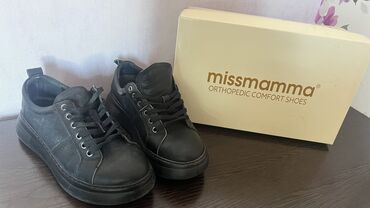 Мокасины и лоферы: Кожаные черные кеды от missmama в отличном состоянии