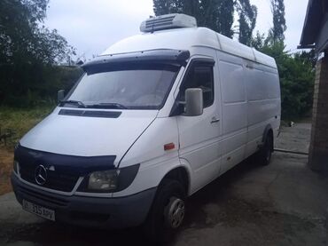 мерседес w 212: Белый фургон Mercedes-Benz Sprinter с высокой крышей и удлиненной