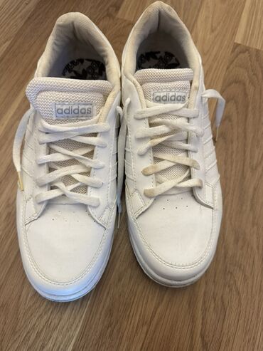 утепленные мужские ботинки: Məhsul: Adidas ağ idman ayaqqabısı razmer 44 - Brend: adidas (dilçi
