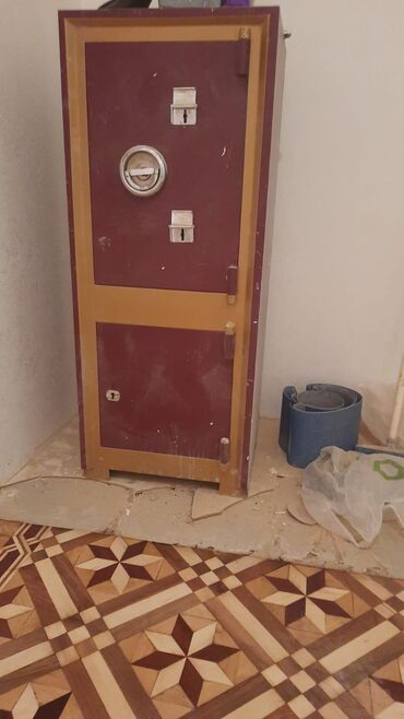 Soyuducu avadanlığı: Antik Demir Safe
Isleyir,açarı var