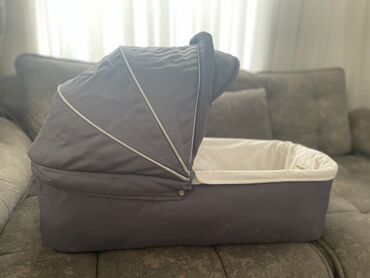 Valco Baby markalı, boz rəngli bələk. Bu portativ bələk yumşaq daxili