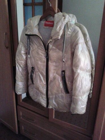 бежевая куртка: Демисезонная куртка для девочки. С капюшоном, можно носить в дождь
