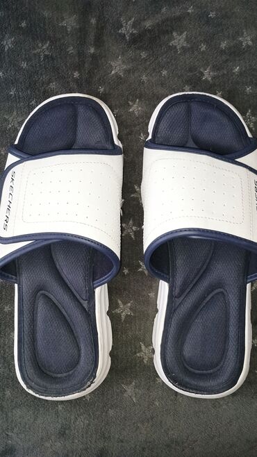 sandale bele: Papuce kupljene u radnji, kao nove. Bez ostecenja. Broj 43/44