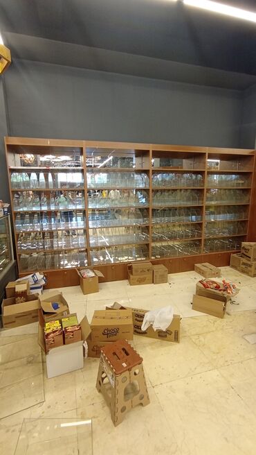 Mebellərin yığılması: Konfet və çərəz üçün vitrinlər sifarişlə hazırlanır — 24