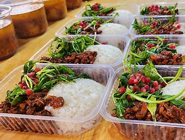 Готовые блюда, кулинария: Готовые обедоы, упакованные в индивидуальные контейнеры. В наличии — 14