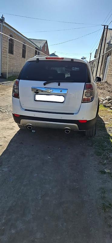 spoyler: Chevrolet Captiva – ağ rəngli, 5 qapılı SUV Xarici: - Ağ kuzov, qara — 3