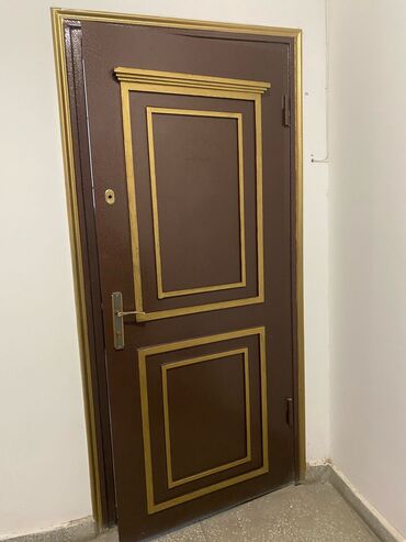 Giriş qapıları: Metall giriş qapısı - Material: polad/metal konstruksiya - Rəng: tünd