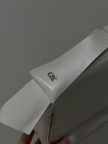 Классические сумки: Новая сумка Charles & Keith — 3 500 сом Оригинальная сумка — 3