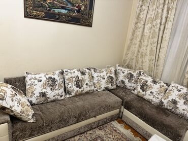 Təbii saçlar, pariklər: Künc divan satılır. Açılır, 2 nəfərlik yataq olur. Rəngi qəhvəyi-bej