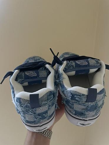 Kişi ayaqqabıları: Vans Old Skool – mavi ağ dama naxışlı, “distressed” denim üstlük - — 4