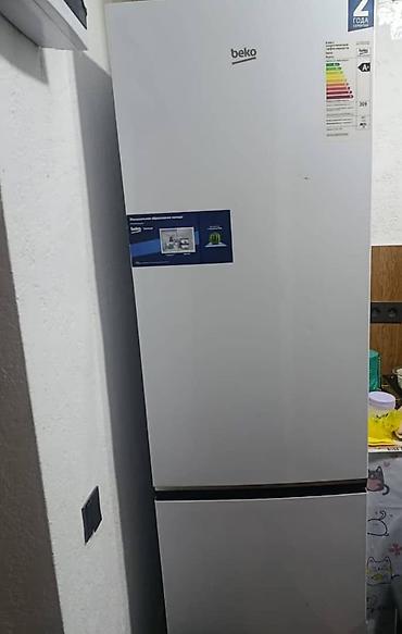 полка для инструмента: Шкаф-купе с распашными дверями и холодильник Beko - Стильный — 2