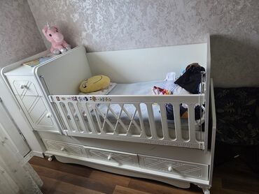 ütü masası şkaflı: Oğlan və qız üçün, İşlənmiş, Dördbucaq, Beşik, Dəst ilə, Matras ilə, Yellənmə mexanizmsiz