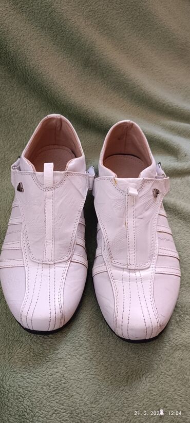 muske trnerke: Muske bele cipele br 40 Ug 25.5 cm Malo nosene,ocuvanejedino sto je