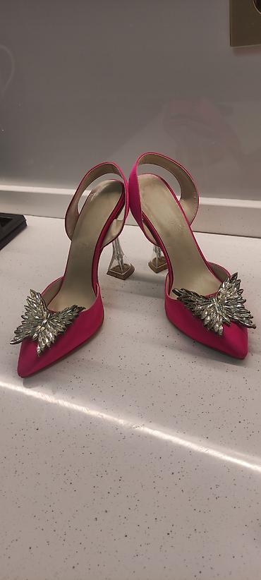 Tuflilər: Qadın geyimi – parlaq çəhrayı satenden açıq arxalı (slingback) — 3