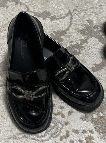 женские мокасины на шнурках: Qara laklı qadın lofyerləri – Dusto Holiday - Material: parlaq laklı