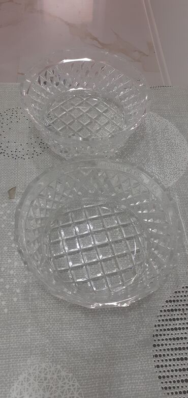 Konfet qabları: 2 ədəd oval formada meyvə qabı + 3 ədəd lodka formada . Hər biri 5azn — 2