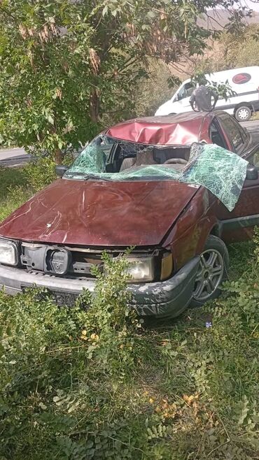 ош машиналар: Поврежденный автомобиль бордового цвета, с серьезными деформациями