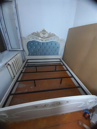 Двуспальные кровати: Кровать в классическом стиле с декоративным изголовьем и изножьем — 9