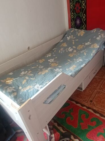 кровать с тумбами: Продаю кровать без матрас 
с одной тумбочкой
