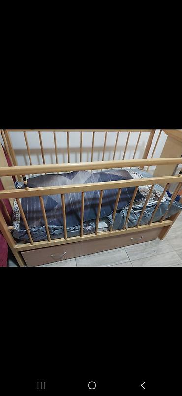 bunk bed: Детская кроватка из натурального дерева с реечными бортиками. - — 1