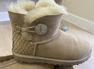 зимние сапоги аляска: Угги, 37, UGG, Б/у, цвет - Бежевый, Самовывоз