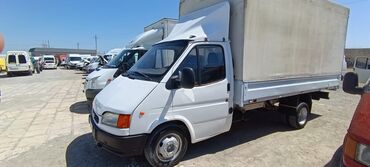 Yükdaşıma üçün nəzərdə tutulmuş ağ rəngli Ford Transit furqoneti. Bu