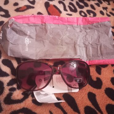 Eynəklər: Gün. eynäyi. Germaniyanindi. şüşäsi. gözä. zärär. vermiyändi — 3