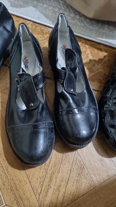 обувь 44: Продаю школьные туфли для девочки 34, 35р,37р б-у район ибраимова