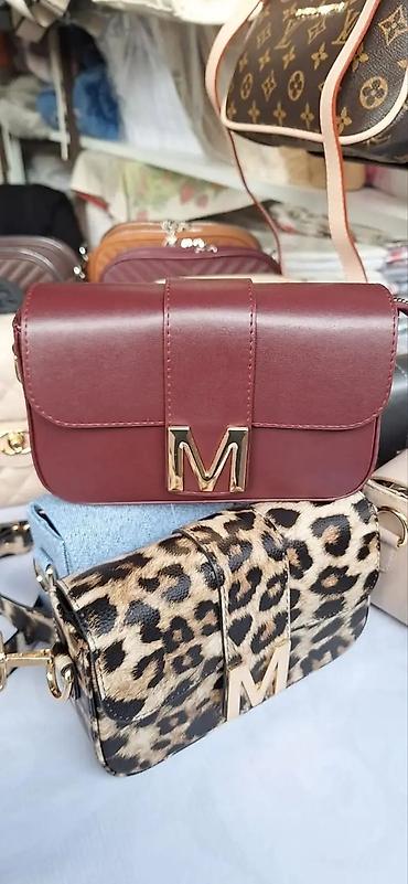 Modni rančevi: Ženska crossbody torba sa metalnim slovom “M” - Kompaktna torbica — 4