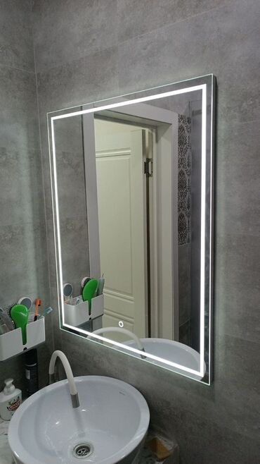 зеркало для ванны: Прямоугольное зеркальное полотно с LED‑подсветкой по периметру. -
