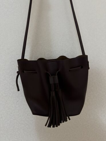 qaşlı çanta: Qəhvəyi vedrə tipli çiyin çantası - Material: yumşaq, teksturalı süni