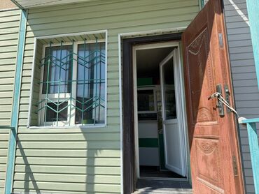 продаю дом район кирпичный: Помещение с отдельным входом, оформленное сайдингом светло-зеленого
