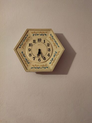Часы для дома: Продаю часы настенные фото 1. механические,заводятся от ключа.Фирма