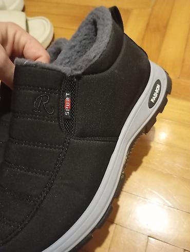 Sandale i papuče: Dve vrste obuće: 1) Zimske slip-on patike/čizme - Crna vodoodbojna — 1