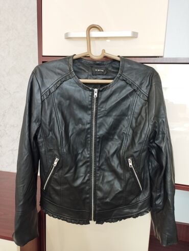 Демисезонные куртки: Продаю 1)осенне-весеннюю подросковую куртку 40-42размер.Синего — 23