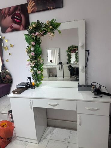 Ətriyyat: İki eded salon güzgüsü biri 120 İki eded salon güzgüsü biri 120