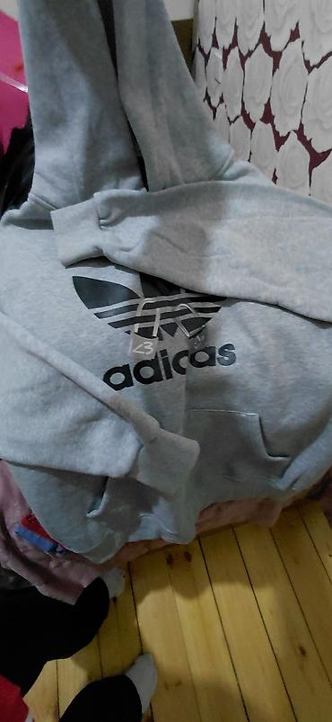 ustol usti qelyan: Boz rəngli kapüşonlu svitşot - Ön hissədə böyük qara Adidas Trefoil — 2