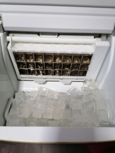 Ostali kuhinjski aparati: Bartscher aparat za led – kompaktni kućni proizvođač kockica leda - — 4