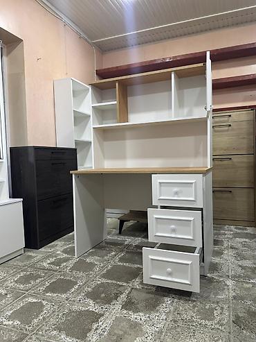 Sifarişlə kompyuter masaları: Düz masa, Polkalı, Siyirməli, Rusiya, Sadə laminat — 1