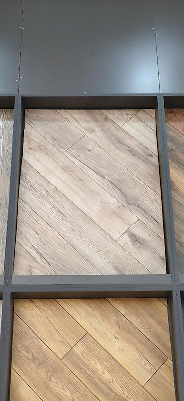 yolka: Herringbone dizaynlı laminat döşəmə panelləri - Taxta fakturalı — 1